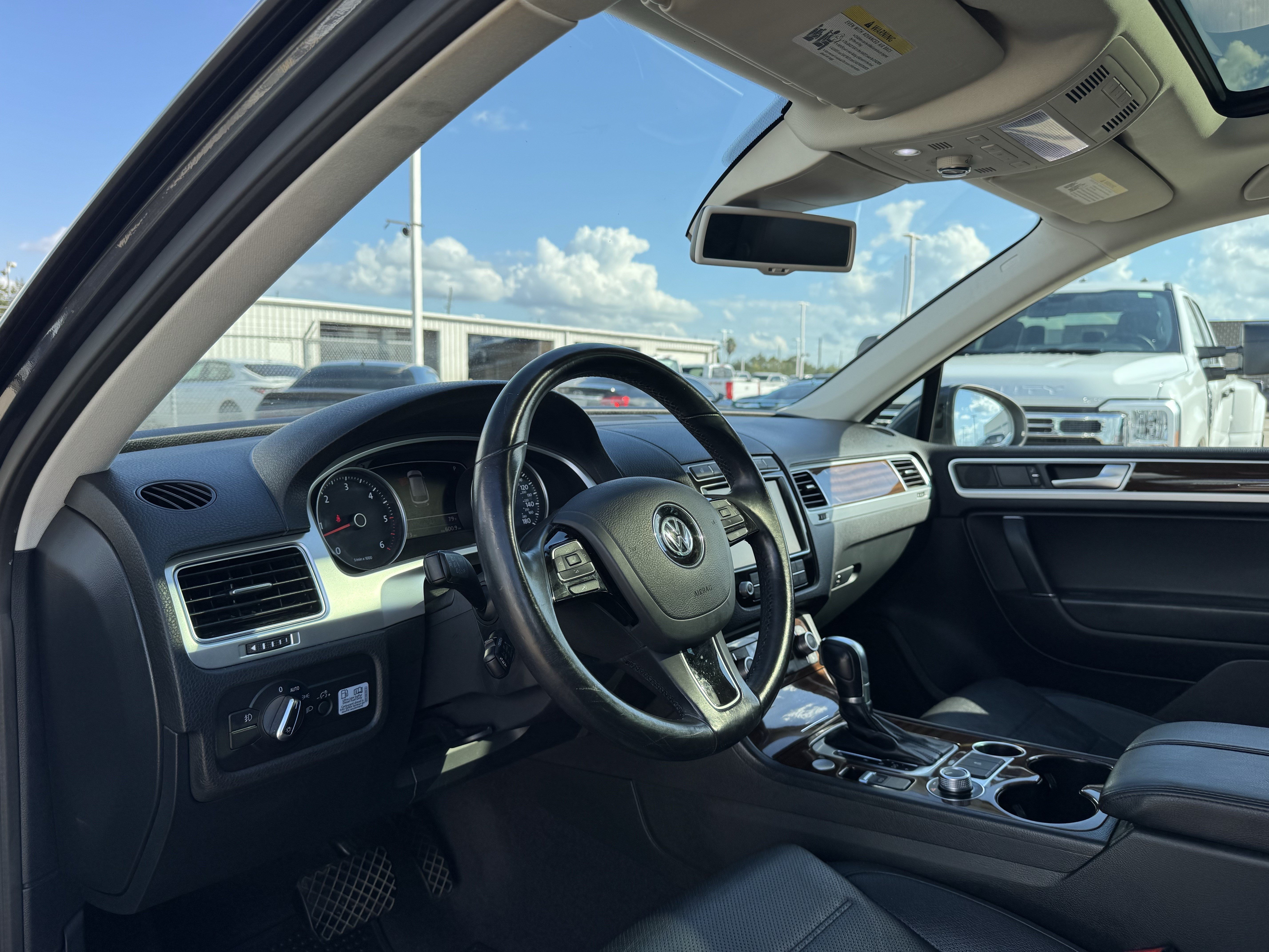 Used 2016 Volkswagen Touareg Sport AWD/4WD image 16