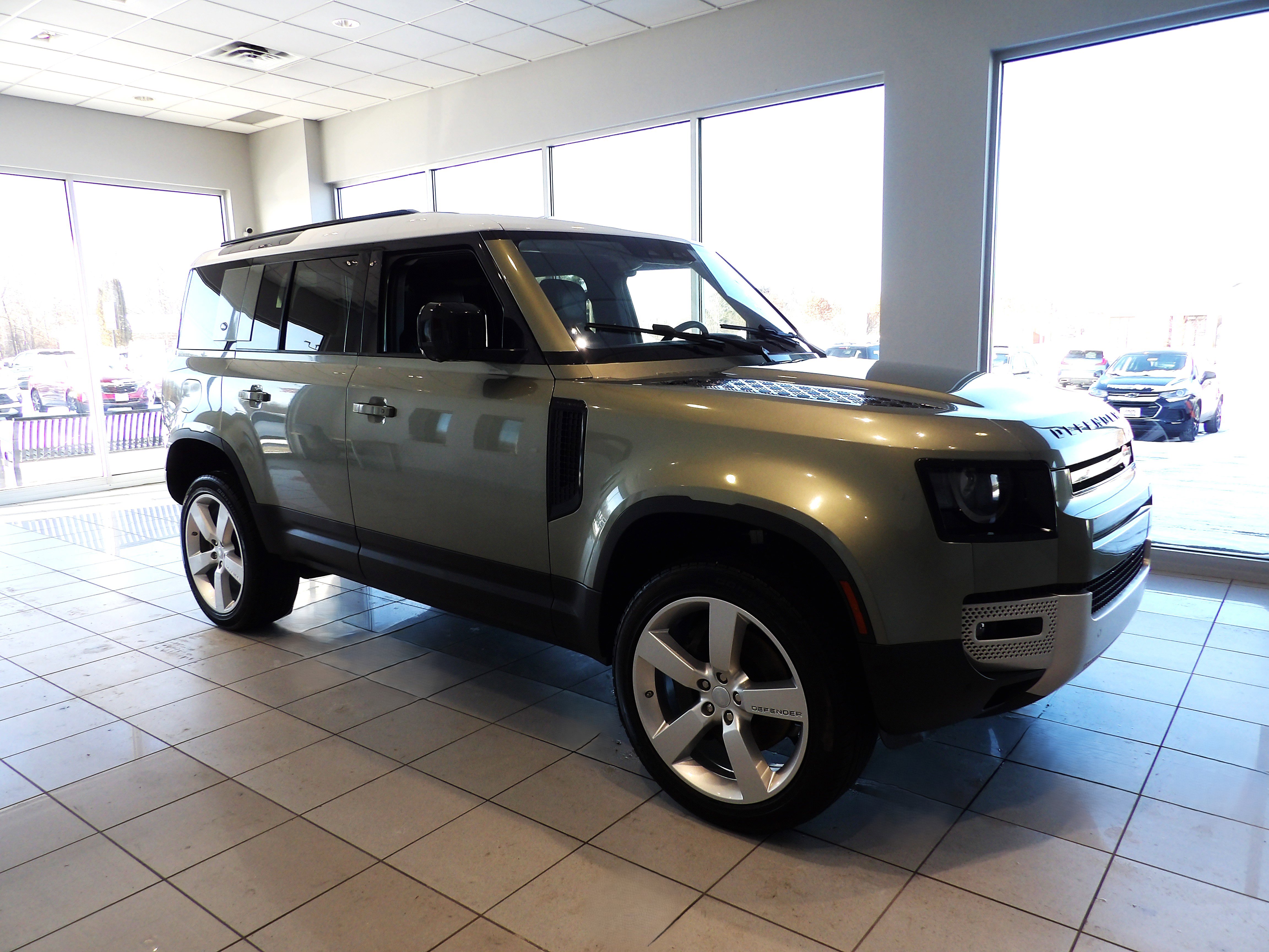 Used 2020 Land Rover Defender 110 HSE AWD/4WD image 2