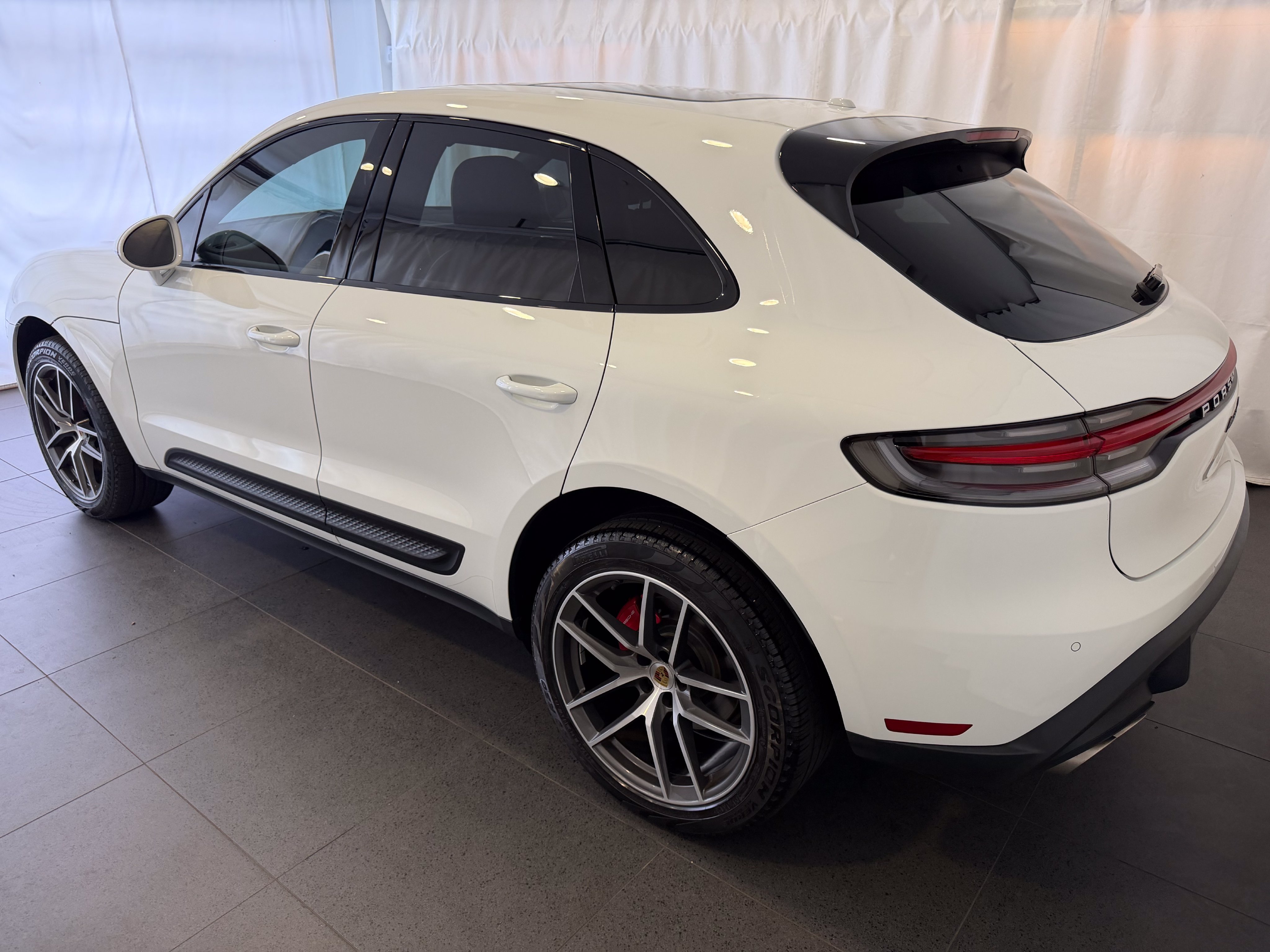 Certified 2022 Porsche Macan S AWD/4WD image 3