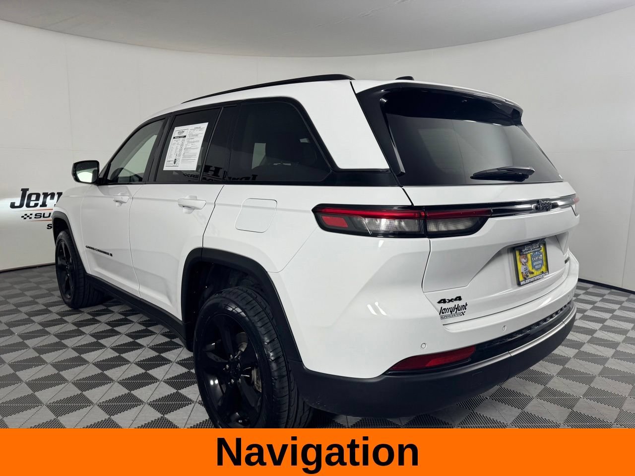 Used 2023 Jeep Grand Cherokee Limited w/ Black Appearance Package AWD/4WD image 10