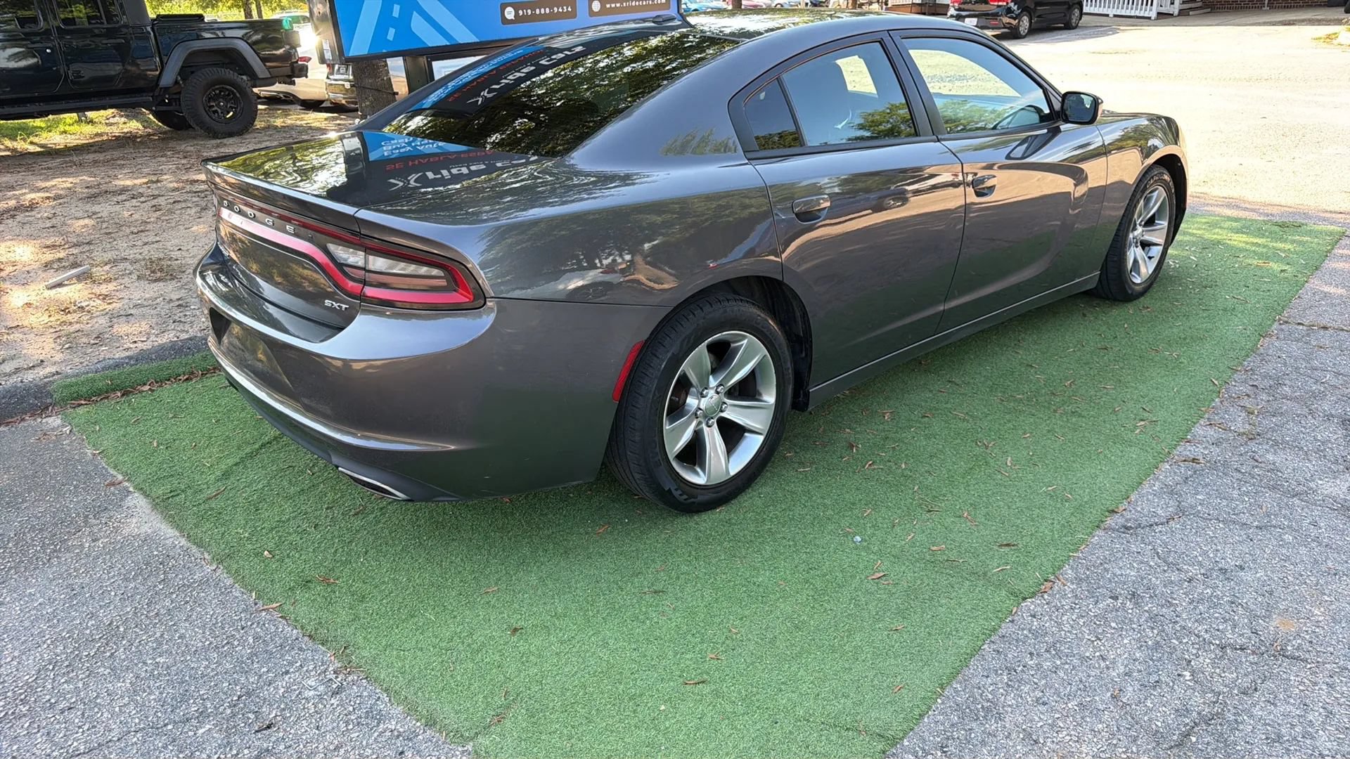 Used 2015 Dodge Charger SXT RWD image 6