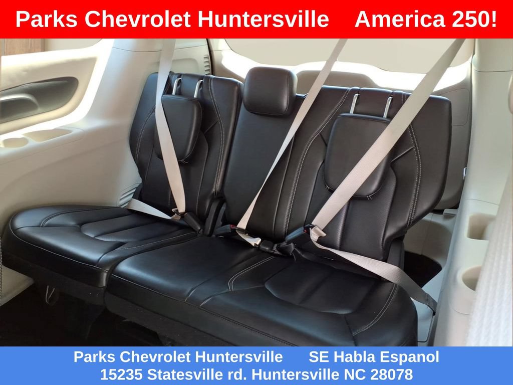 Used 2023 Chrysler Pacifica Touring-L FWD image 21