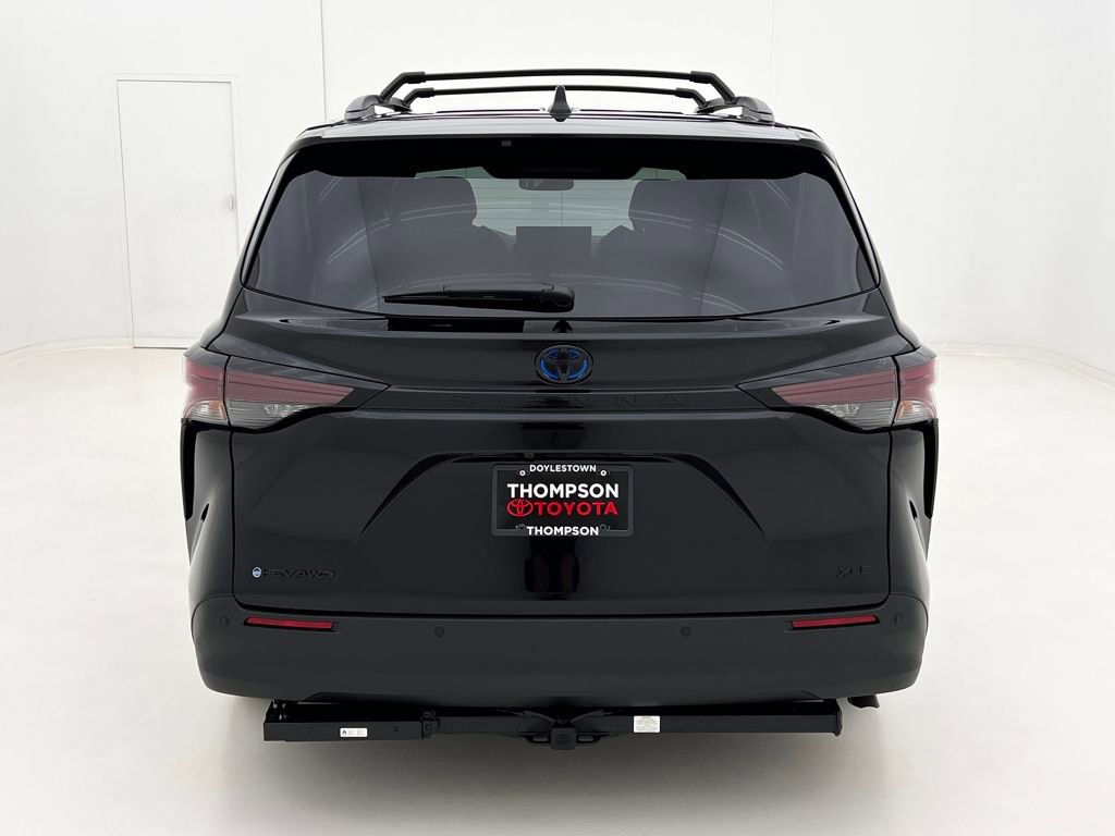 Used 2025 Toyota Sienna XLE Woodland Edition image 8