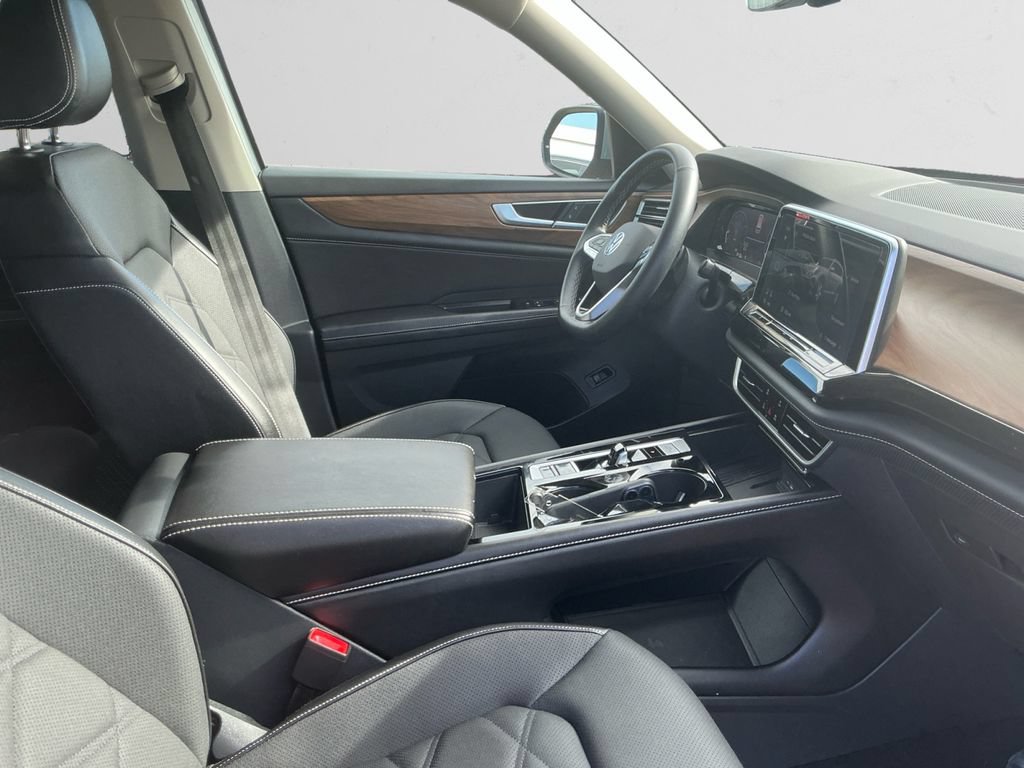 Used 2025 Volkswagen Atlas SE AWD/4WD image 15
