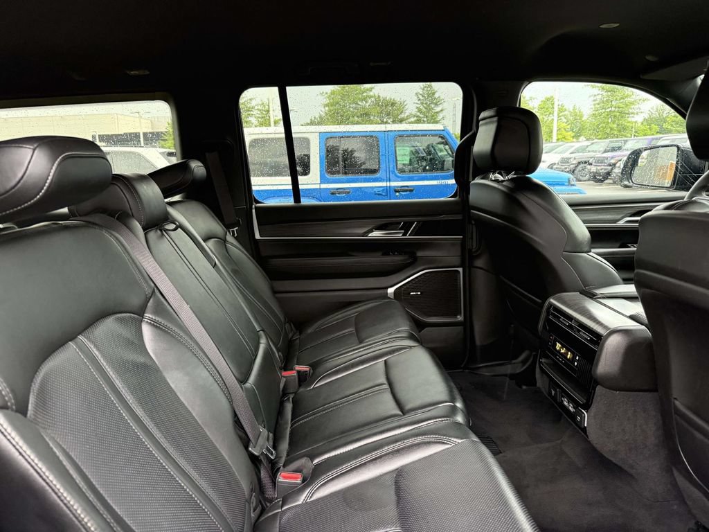 Certified 2024 Jeep Wagoneer Series II w/ Flexible Seating Group AWD/4WD image 15
