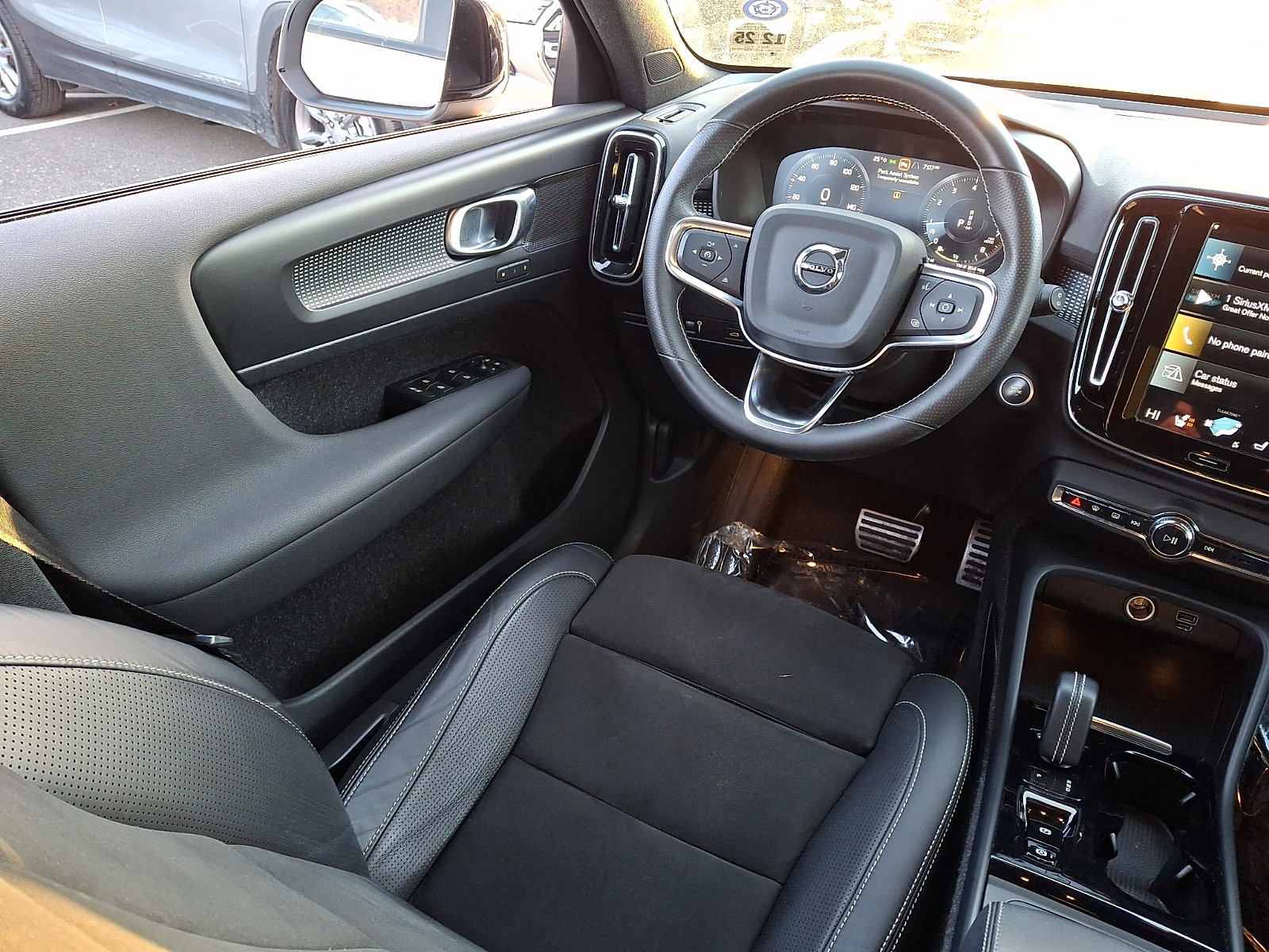 Used 2021 Volvo XC40 T5 R-Design w/ Climate Package image 14