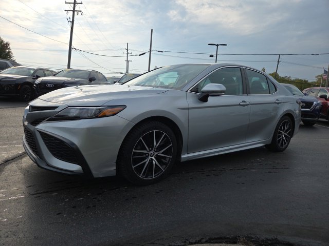 Used 2022 Toyota Camry SE FWD image 3