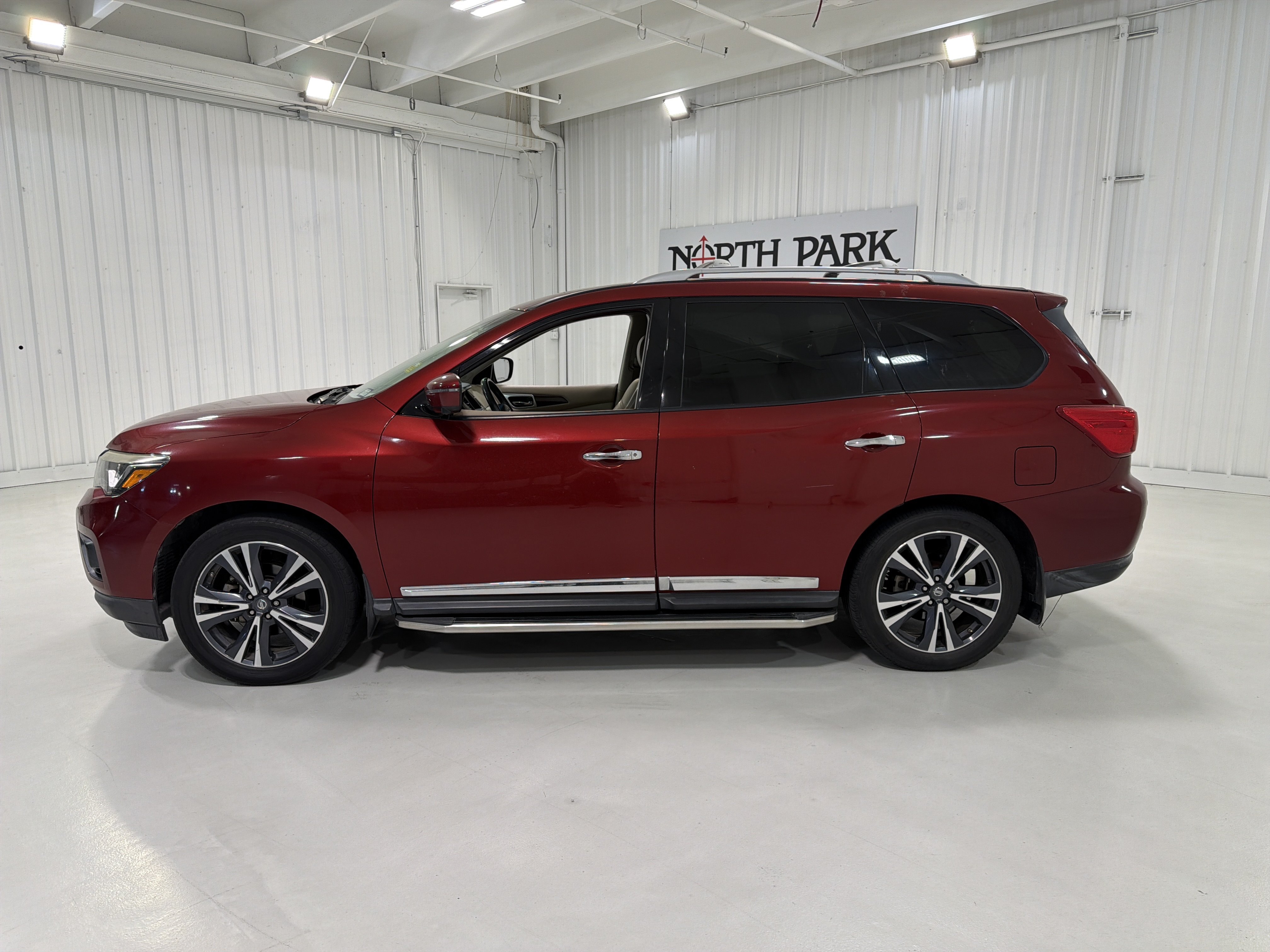 Used 2018 Nissan Pathfinder Platinum FWD image 2