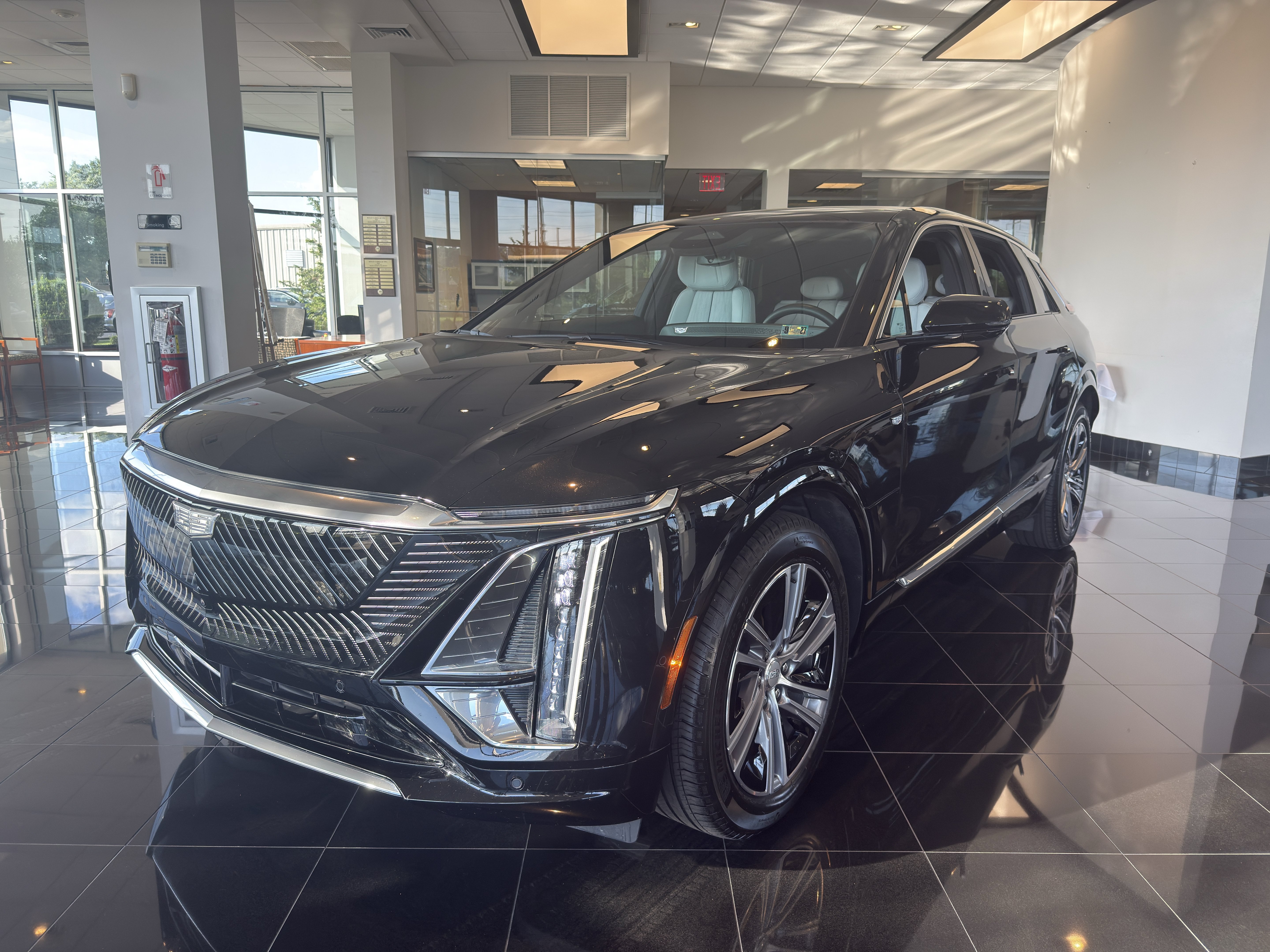 Used 2025 Cadillac Lyriq Luxury AWD/4WD video 3