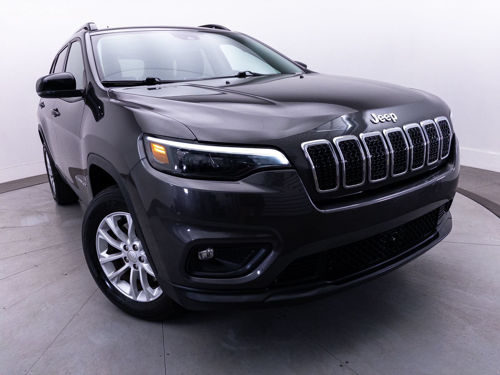 Used 2022 Jeep Cherokee Latitude Lux w/ Sun & Sound Group AWD/4WD image 3