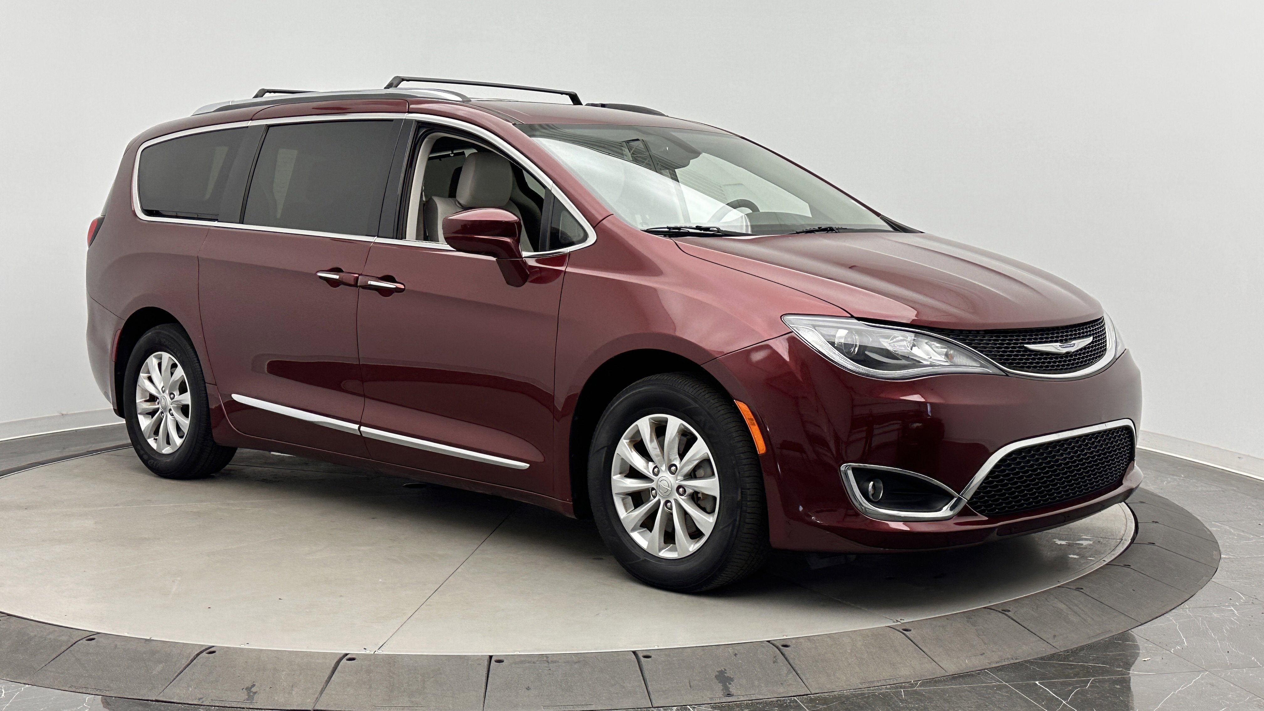 Used 2018 Chrysler Pacifica Touring-L image 3