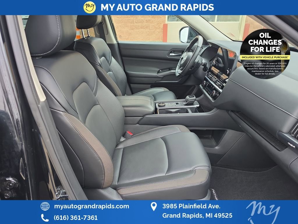 Used 2023 Nissan Pathfinder SL w/ Black Appearance Package AWD/4WD image 21