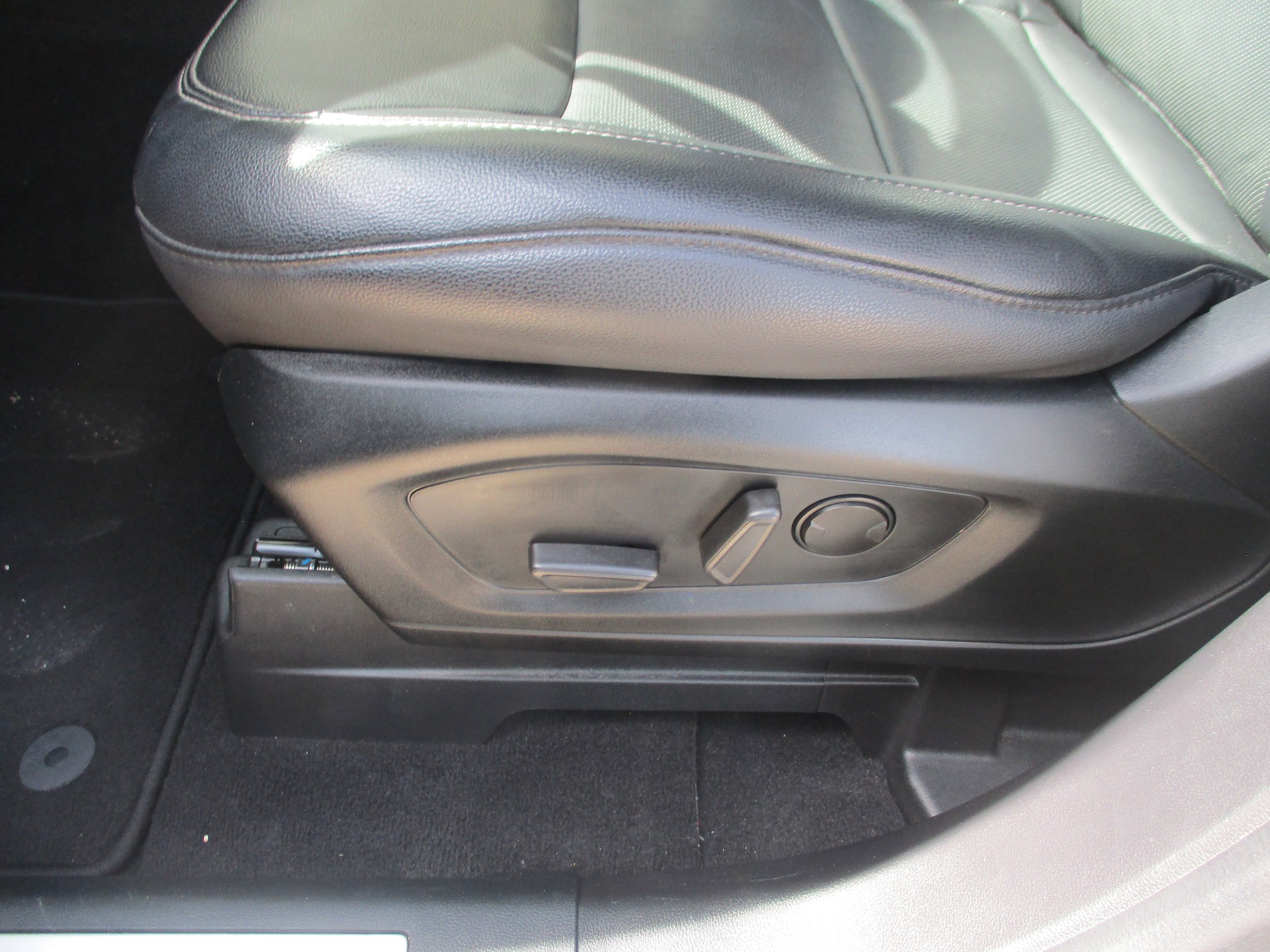 Used 2021 Ford Explorer Limited w/ Equipment Group 301A RWD image 12