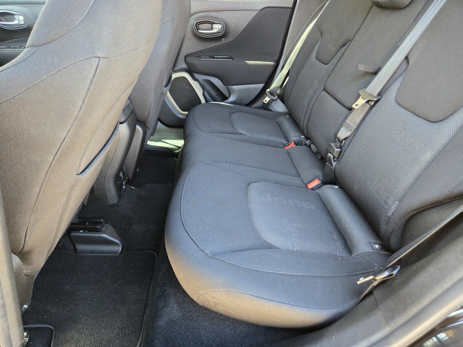Used 2016 Jeep Renegade Latitude w/ Popular Equipment Group FWD image 8