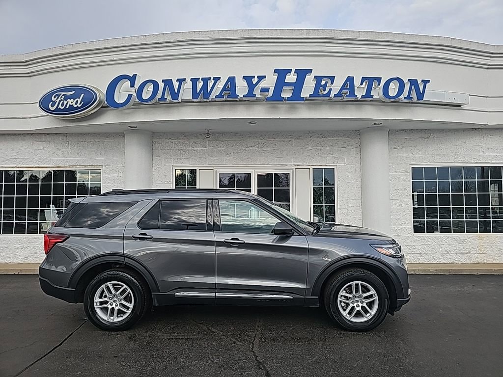 Used 2025 Ford Explorer Active AWD/4WD image 1
