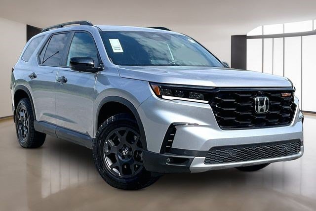 Certified 2025 Honda Pilot TrailSport image 3