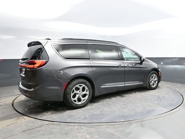 Used 2023 Chrysler Pacifica Limited FWD image 10