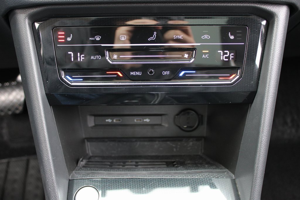 Certified 2025 Volkswagen Taos SE image 17