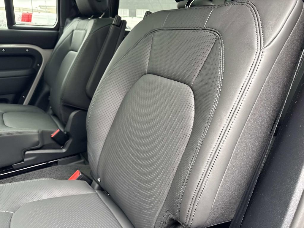 New 2026 Land Rover Defender 130 X-Dynamic SE image 15