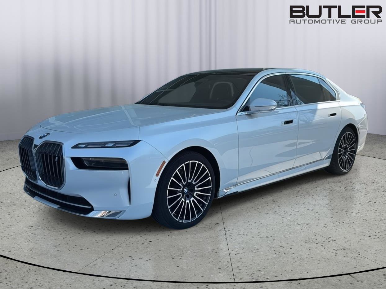 Used 2024 BMW i7 xDrive60 w/ Executive Package image 2