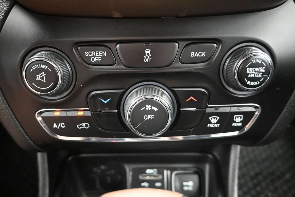 Used 2017 Jeep Cherokee Latitude w/ Cold Weather Group FWD image 18