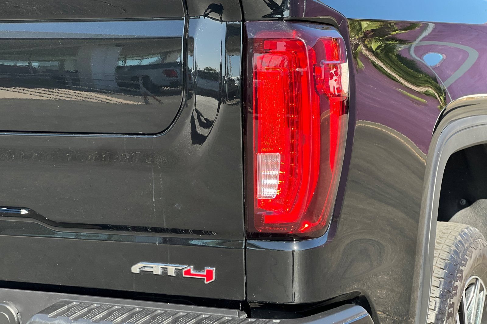 Used 2025 GMC Sierra 1500 AT4 w/ Technology Package AWD/4WD image 39