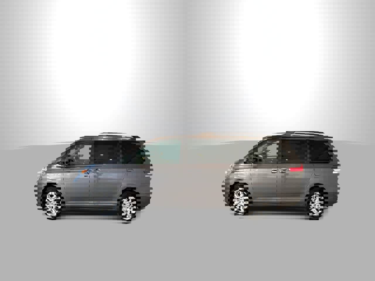 Used 2014 Toyota Sienna XLE w/ XLE Premium Package image 4