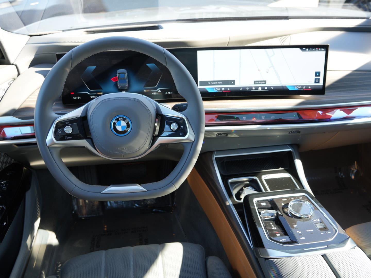 Used 2025 BMW i7 xDrive60 w/ Executive Package image 25