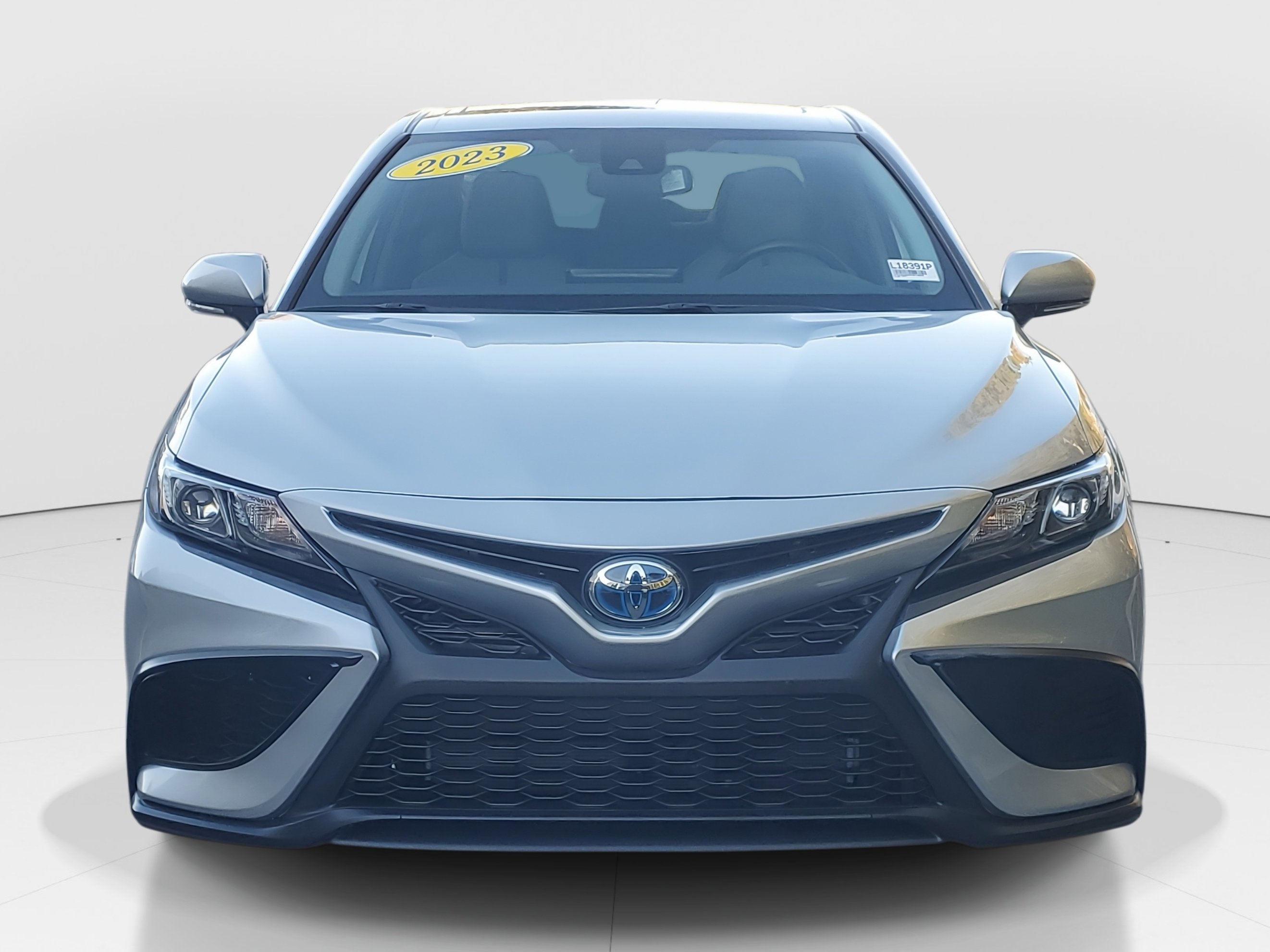 Used 2023 Toyota Camry SE image 3