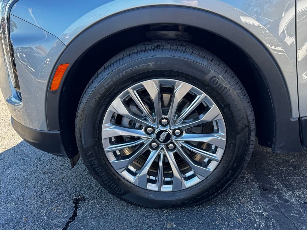 Used 2025 Cadillac XT4 Premium Luxury image 3