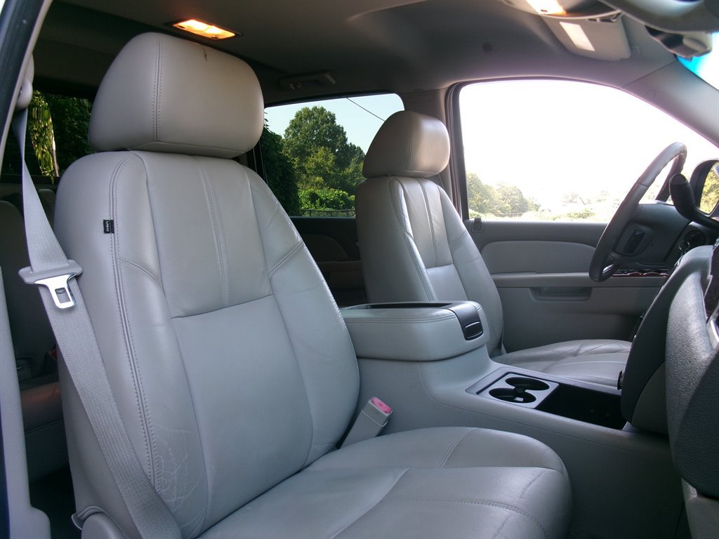 Used 2011 Chevrolet Avalanche LT RWD image 21