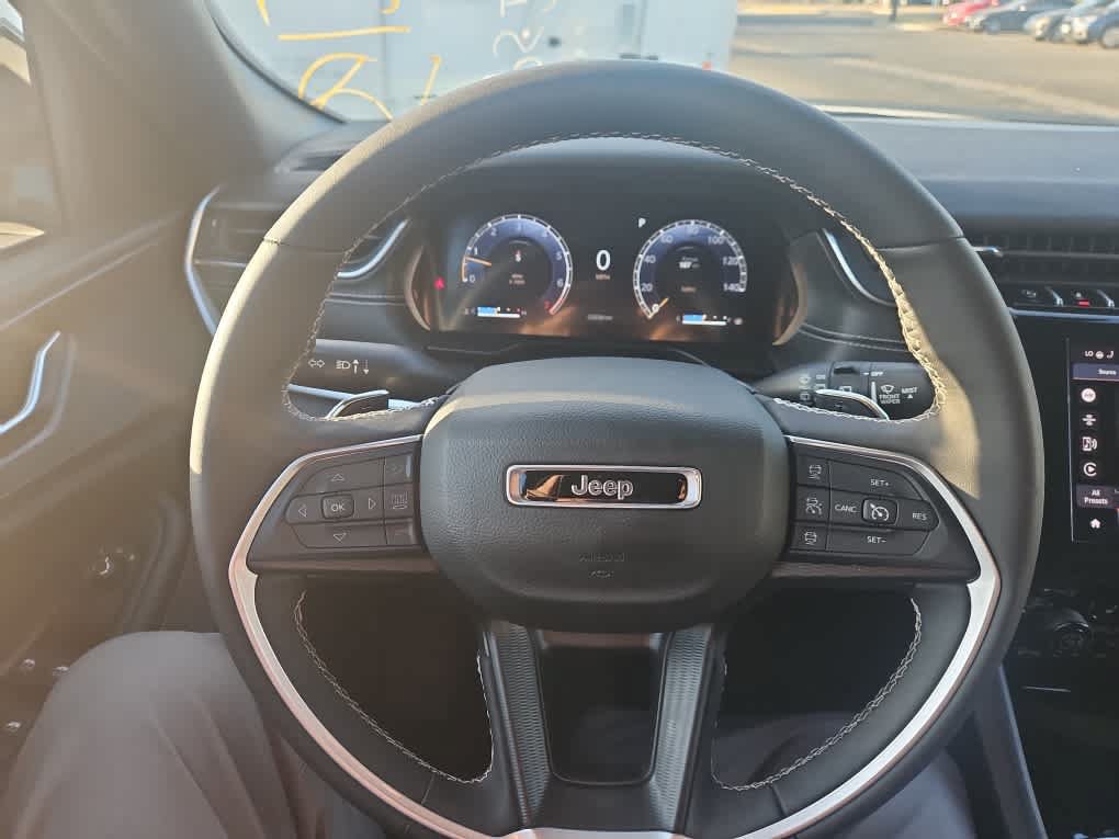 Used 2023 Jeep Grand Cherokee Altitude AWD/4WD image 15