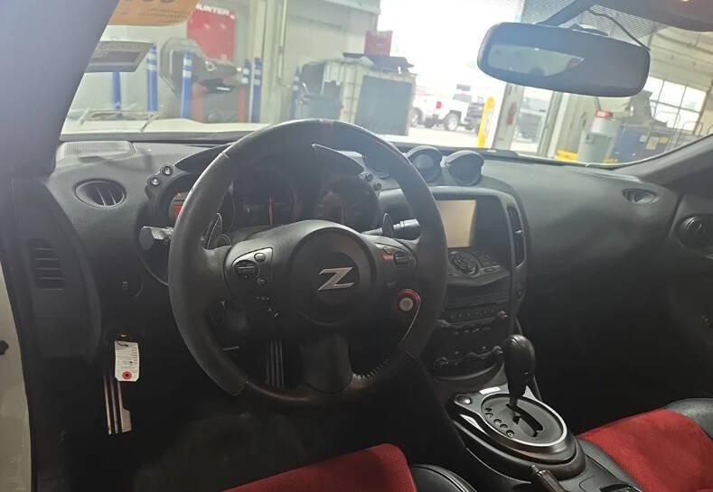 Used 2016 Nissan 370Z NISMO RWD image 5