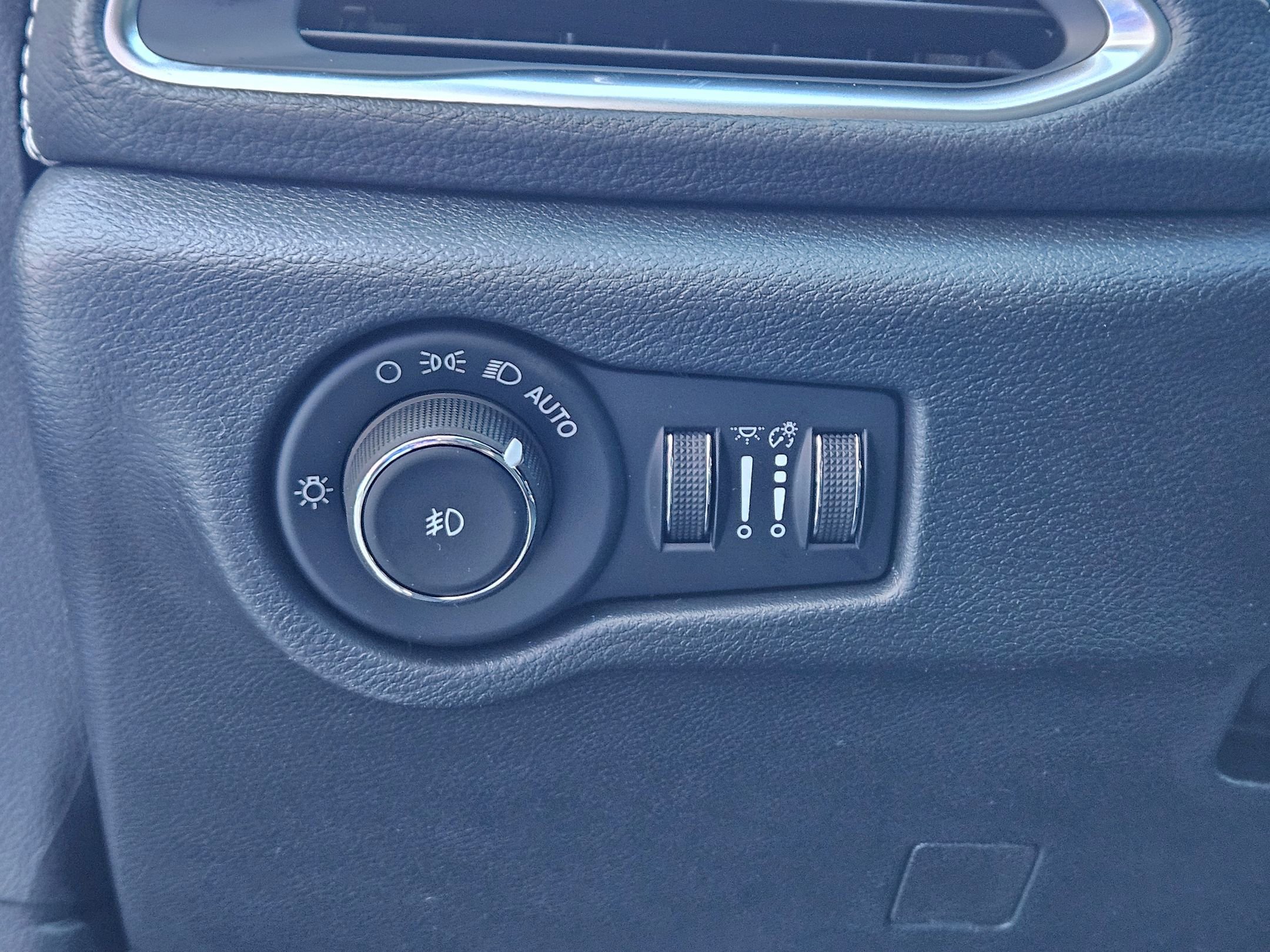 New 2026 Chrysler Pacifica Limited image 17