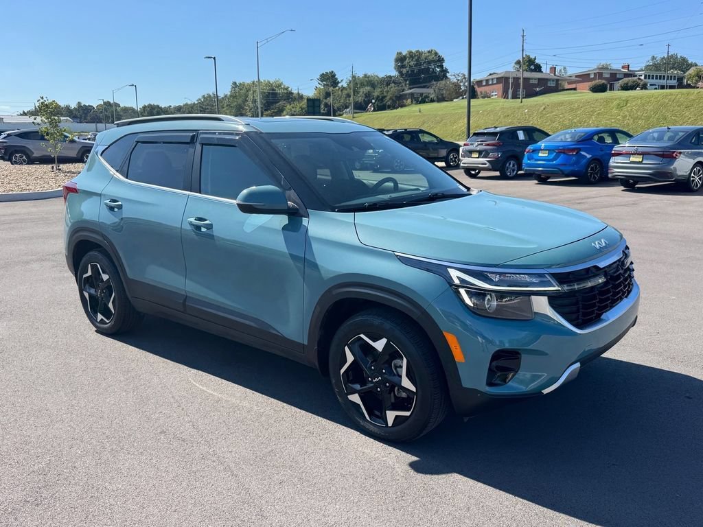 Used 2025 Kia Seltos EX w/ EX Sunroof Package FWD image 2
