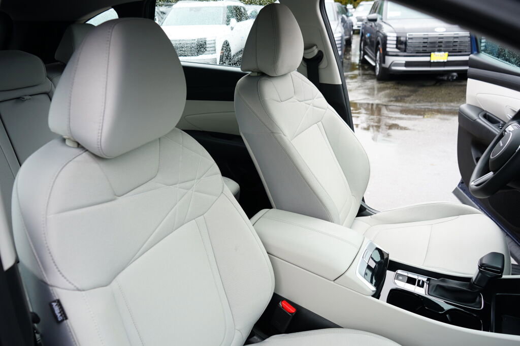 Certified 2025 Hyundai Tucson SE FWD image 18