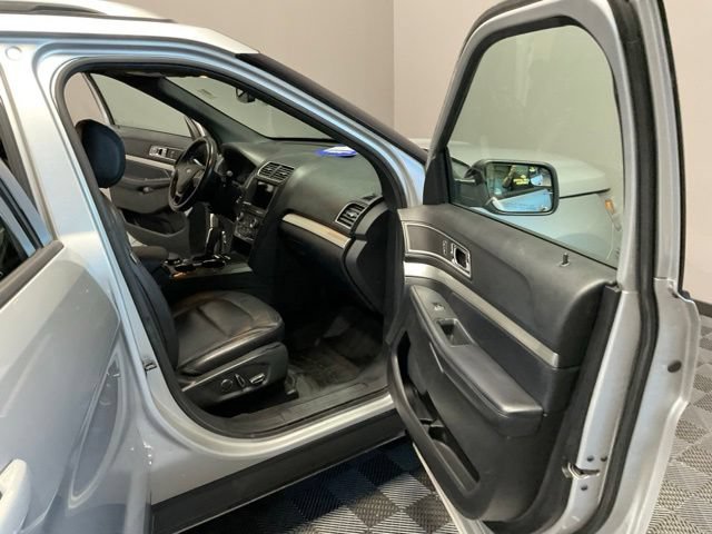 Used 2017 Ford Explorer XLT w/ Equipment Group 202A AWD/4WD image 20