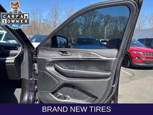 Used 2023 Jeep Grand Cherokee L Limited w/ Black Appearance Package image 33