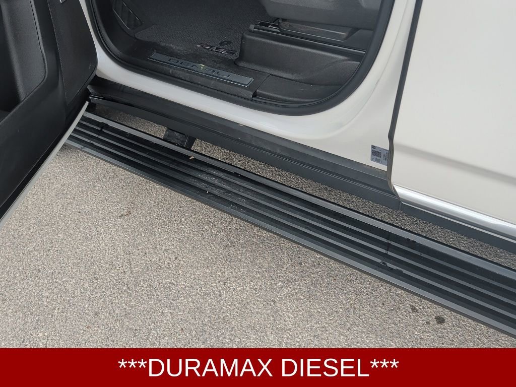 Used 2023 GMC Yukon XL Denali image 13