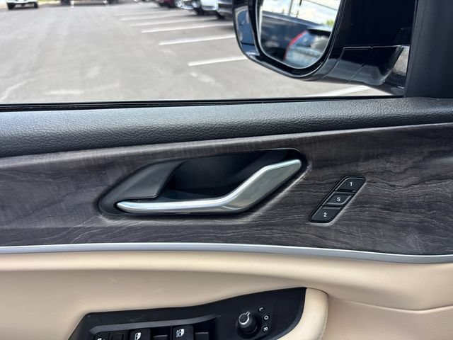 Used 2025 Jeep Grand Cherokee L Limited w/ Black Appearance Package AWD/4WD image 16