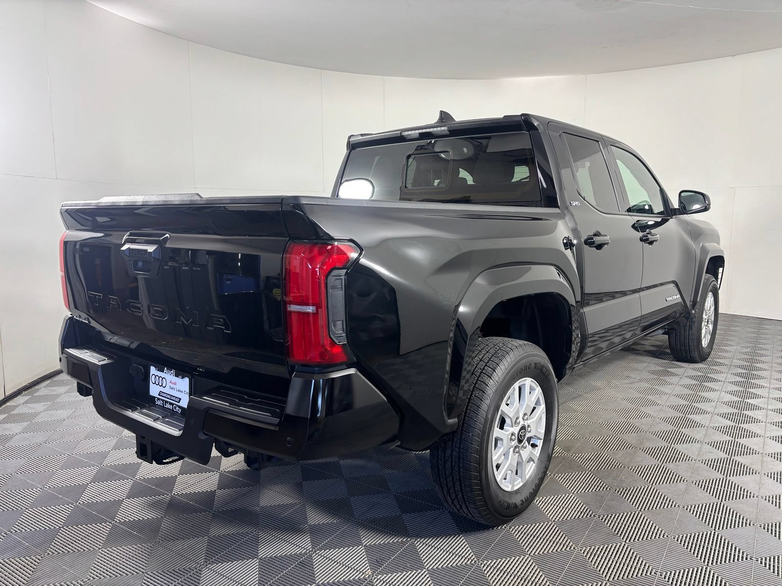 Used 2025 Toyota Tacoma SR5 AWD/4WD image 6