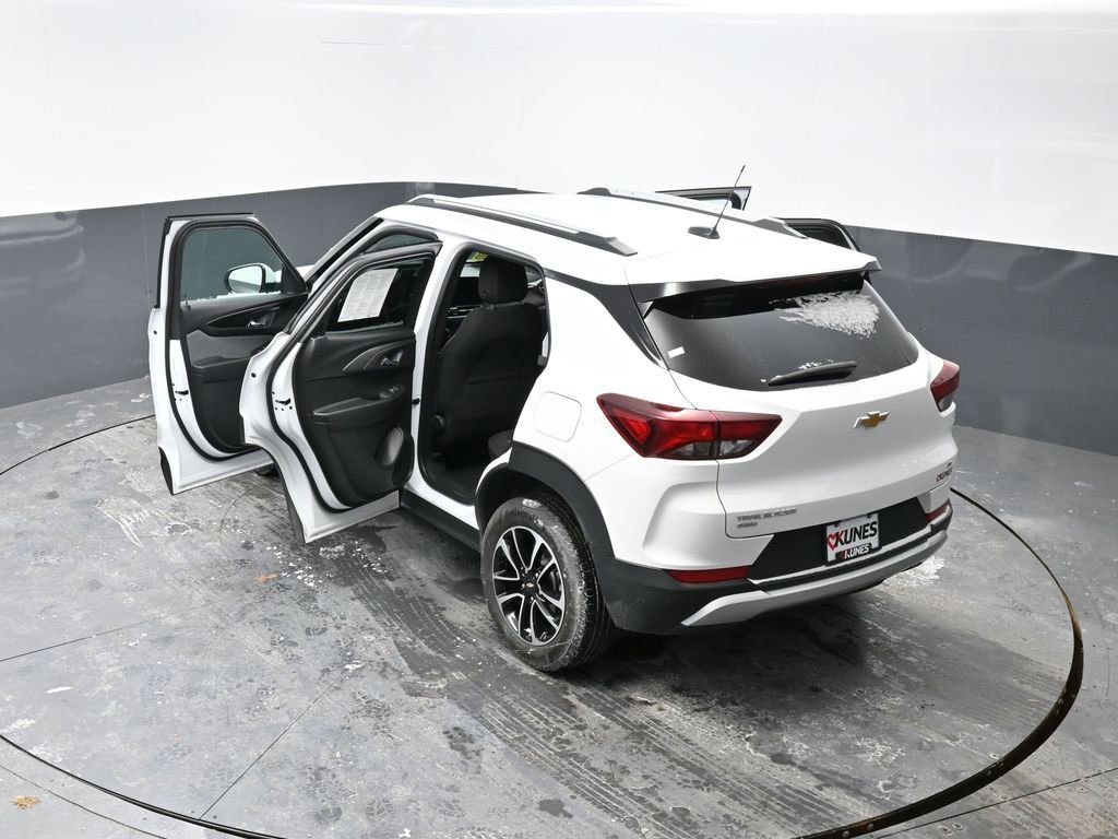 Used 2025 Chevrolet TrailBlazer LT w/ Driver Confidence Package image 55