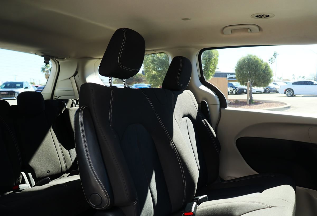 Used 2020 Chrysler Voyager L FWD image 28