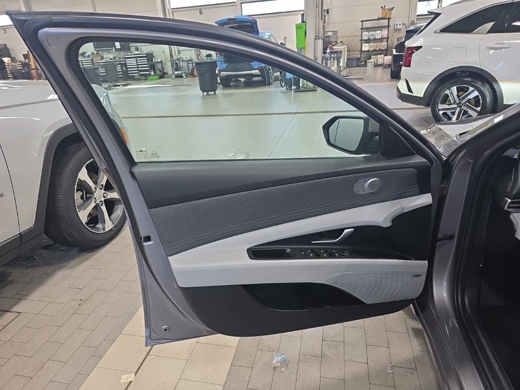 Used 2022 Hyundai Elantra Limited image 10