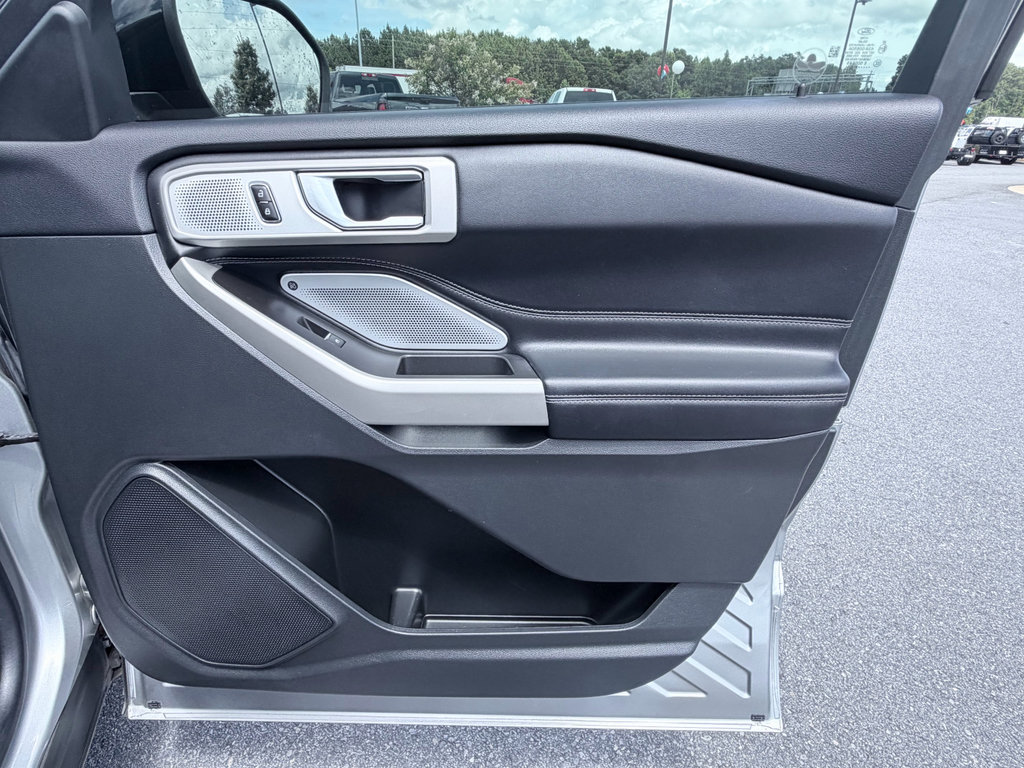 Used 2023 Ford Explorer Limited w/ Limited Technology Package RWD image 28