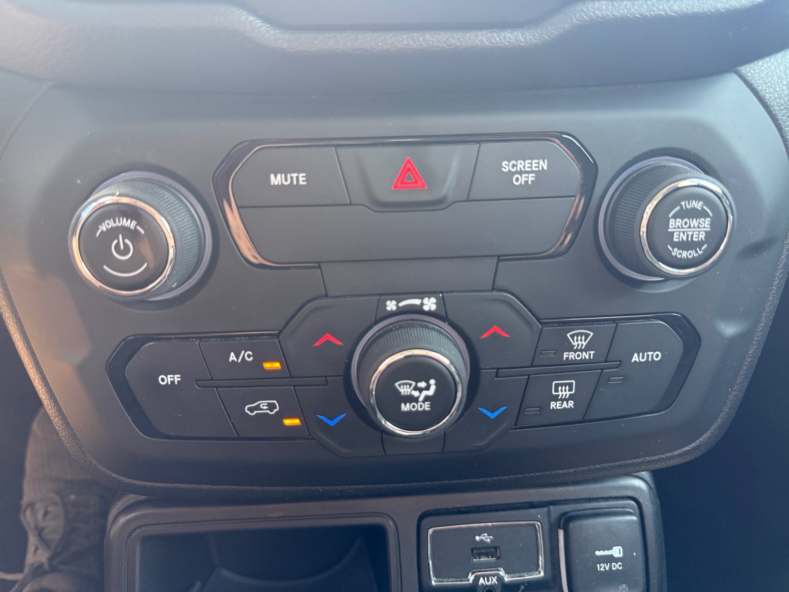 Used 2019 Jeep Renegade Latitude FWD image 23