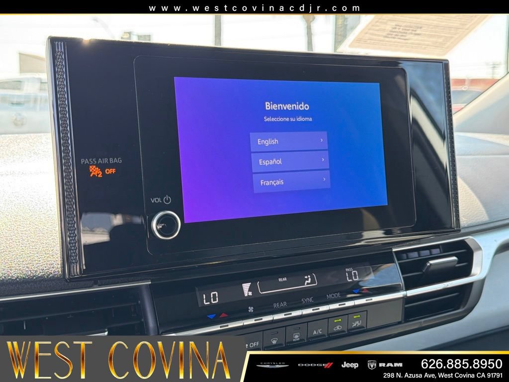 Used 2025 Toyota Sienna LE FWD image 29
