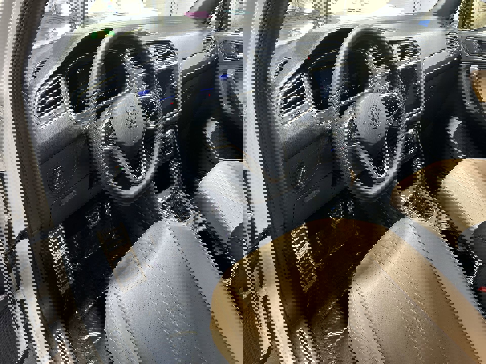 Used 2022 Volkswagen Tiguan SE R-Line image 11