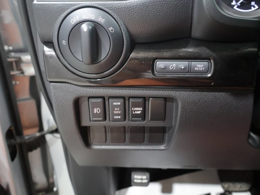 Used 2017 Nissan Titan SV AWD/4WD image 33