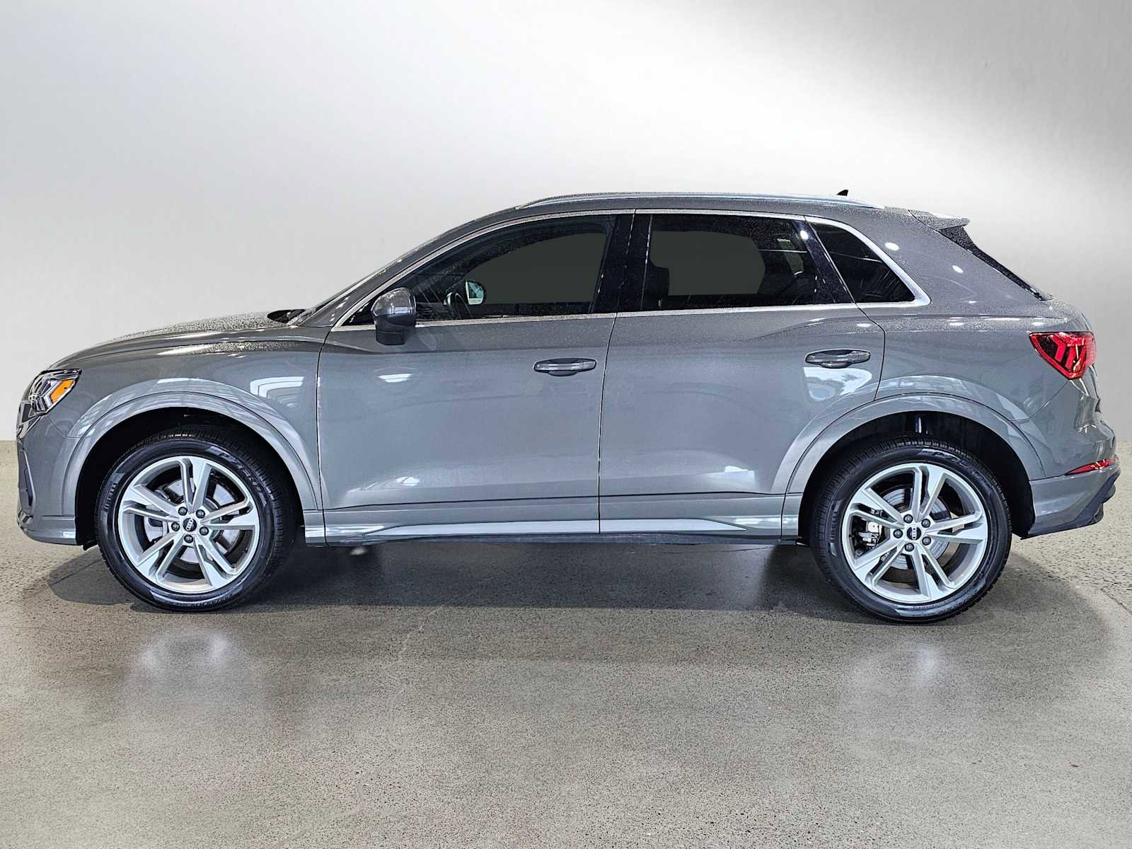 Used 2023 Audi Q3 2.0T Premium w/ Convenience Package image 4